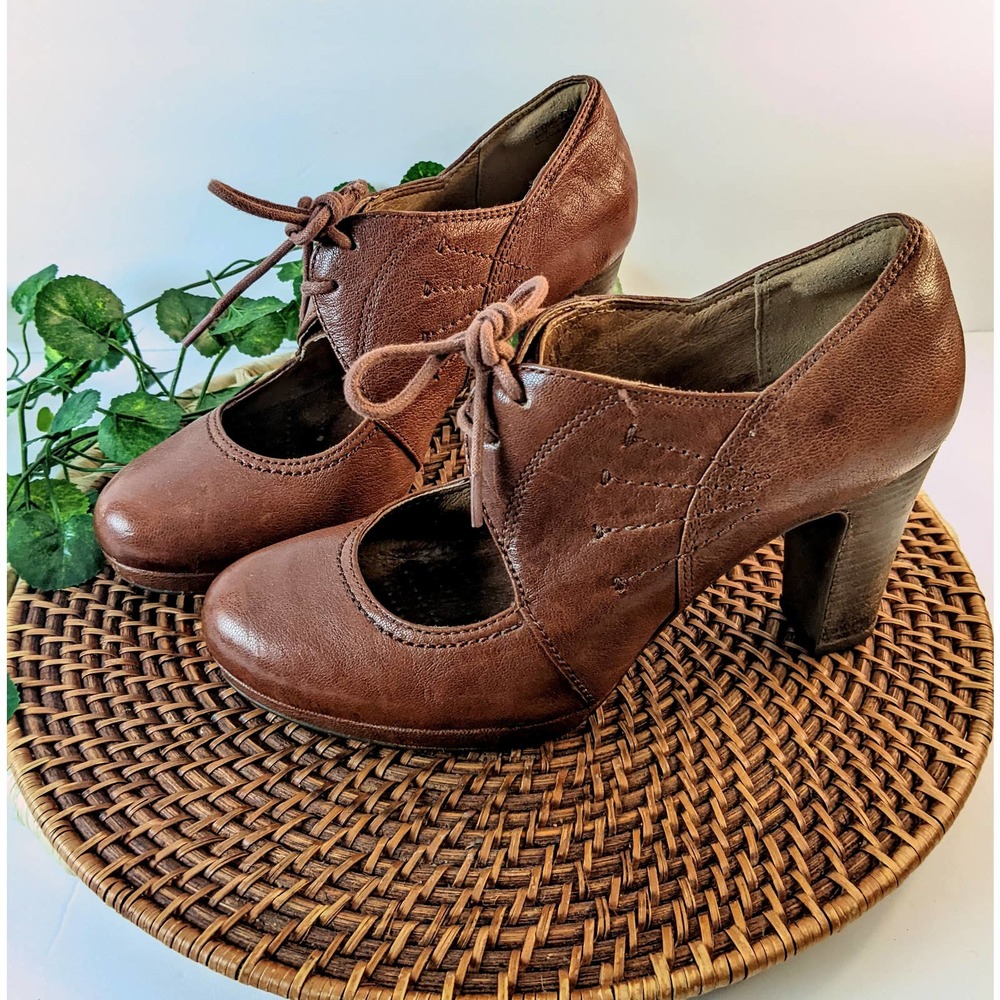 CLARKS BROWN LEATHER MARY JANE HEELS SIZE 7.5 MEDIUM LACE UP